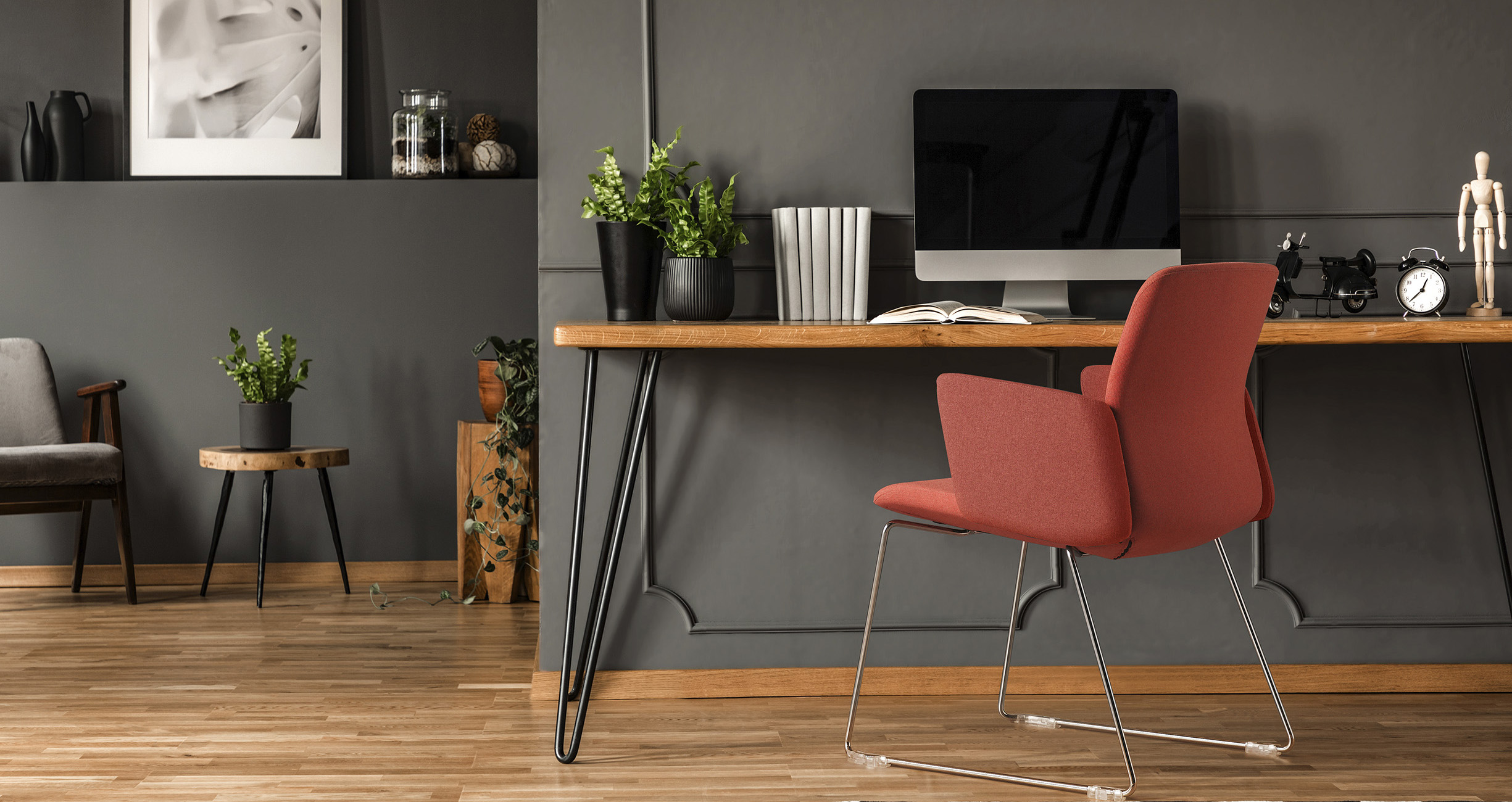 Real photo of an open space interior with black walls and moldin